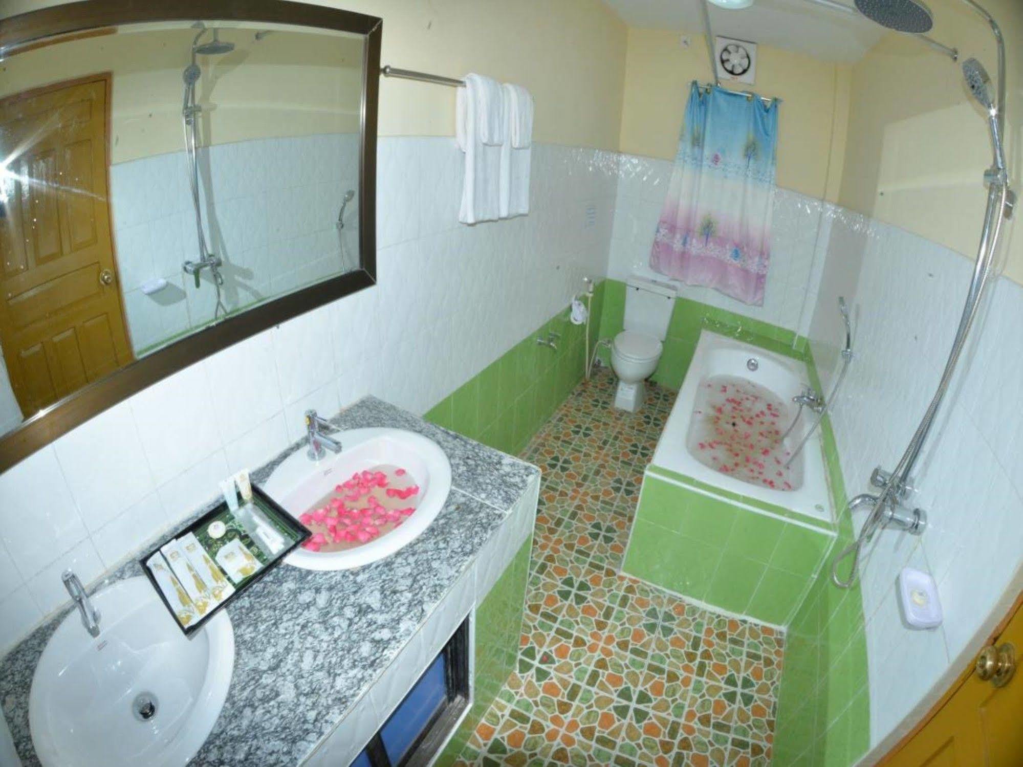 New Golden Forward Hotel Янгон Екстер'єр фото
